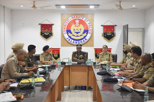 You are currently viewing जालंधर में नशा तस्करों के खिलाफ और तेज होगा एक्शन, ADGP ने CP व DCP समेत कई सीनियर पुलिस अधिकारियों संग मीटिंग कर बनाई खास रणनीति