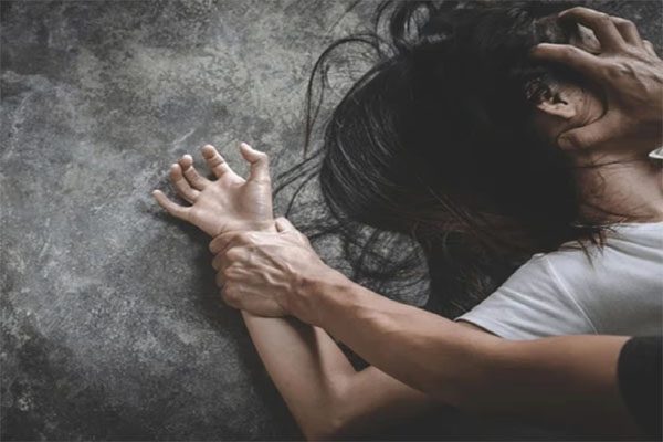 Read more about the article रिश्ते तार-तार: घर में घुसकर भाभी से किया रेप, पीड़िता ने तेजाब फेंक आरोपी का चेहरा जलाया