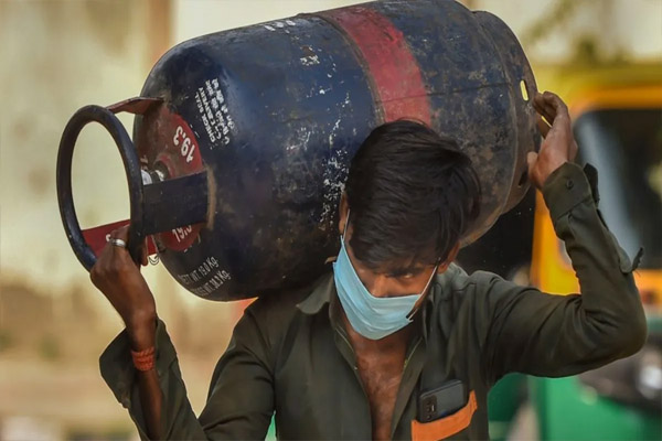 Read more about the article नवरात्रों में उपभोक्ताओं को बड़ी राहत, इतने रुपए घटे LPG सिलेंडर के दाम; जानें अब कितने रुपए में मिलेगा