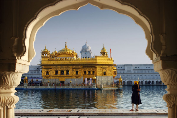 Read more about the article श्री हरमंदिर साहिब में दुखद घटना: दिल्ली की महिला श्रद्धालु की मौत, दर्शनों के लिए कतार में खड़ी थीं