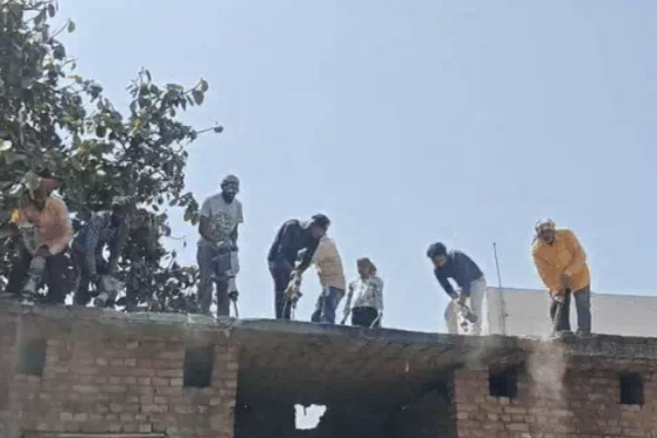 Read more about the article नशा तस्कर के अवैध निर्माण पर जालंधर पुलिस का एक्शन, मजदूर लगाकर पहला माला किया ध्वस्त
