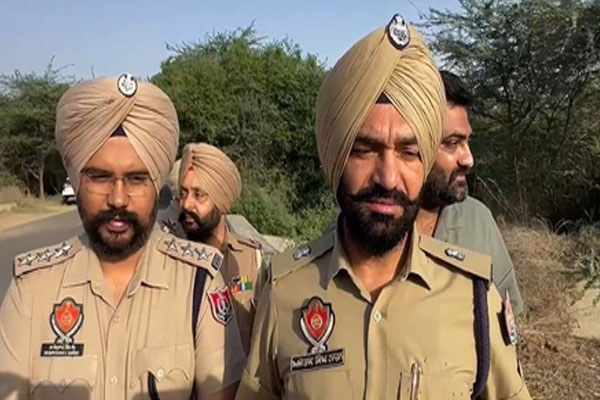 Read more about the article पंजाब: सीमा पर ड्रोन से ड्रग्स-हथियार की तस्करी करने वाले गिरोह का पर्दाफाश, मुठभेड़ के बाद 4 तस्कर गिरफ्तार, भारी मात्रा में नशे व हथियार बरामद