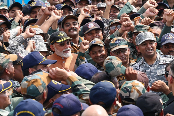 Read more about the article ‘ऑपरेशन सिंदूर’ के बाद आदमपुर एयरबेस पहुंचे प्रधानमंत्री मोदी, जवानों का बढ़ाया हौसला