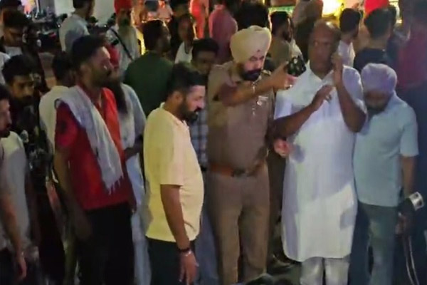 You are currently viewing पंजाब में दर्दनाक हादसा, बेकाबू ट्रक ने बाइक सवार तीन लोगों को कुचला, दो युवतियों और युवक की मौके पर मौत