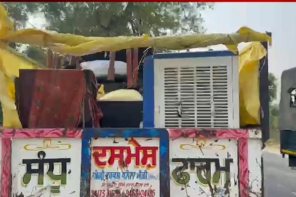 You are currently viewing ‘ऑपरेशन सिंदूर’ के बाद पंजाब सीमा पर दहशत, ट्रैक्टरों पर जरूरी सामान लेकर सुरक्षित स्थानों की ओर पलायन कर रहे लोग