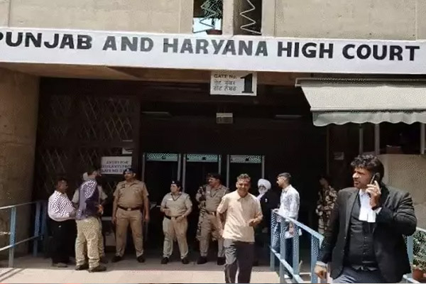 You are currently viewing पंजाब-हरियाणा हाईकोर्ट सख्त, इस मामले में 3 बड़े अधिकारियों का वेतन रोका; नए कामों पर लगाई रोक