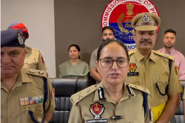 Read more about the article जालंधर: CP धनप्रीत कौर का बड़ा एक्शन, 5 किलो हेरोइन के साथ गिरफ्तार तस्कर मामले में तीन लग्जरी गाड़ियां बरामद, 2 पिस्टल और 7 किलो हेरोइन समेत एक और तस्कर काबू