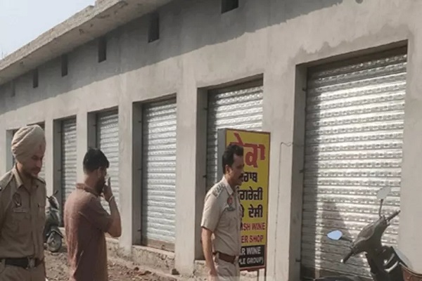 You are currently viewing पंजाब में शराब ठेके के बाहर मिला जिंदा हैंड ग्रेनेड, मचा हड़कंप, पुलिस ने कब्जे में लिया; विदेश से बैठे खालिस्तानी आतंकियों ने ली जिम्मेदारी