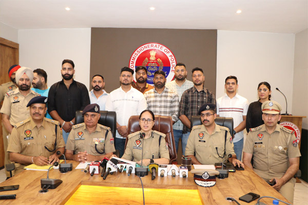 Read more about the article कमिश्नरेट पुलिस जालंधर का नार्को-आतंकवाद को बड़ा झटका, 5 किलो हेरोइन के साथ तस्कर गिरफ्तार; 22 हजार की ड्रग मनी भी बरामद