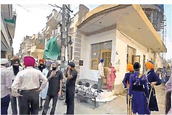 You are currently viewing निहंग सिंहों और प्रबंधक पक्ष में हिंसक झड़प, गुरुद्वारे में आपत्तिजनक वीडियो वायरल होने पर पड़ा पंगा