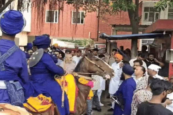 Read more about the article जालंधर SSP कार्यालय के बाहर निहंगों का प्रदर्शन, SHO ने समझाकर करवाया शांत; जानें क्या है पूरा मामला