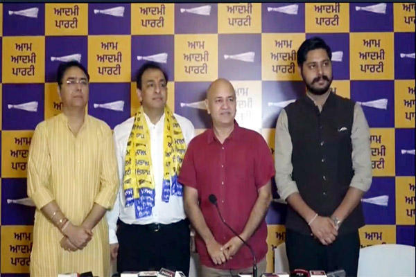 Read more about the article जालंधर के प्रसिद्ध उद्योगपति नितिन कोहली AAP में शामिल, मनीष सिसोदिया ने सौंपी बड़ी जिम्मेदारी