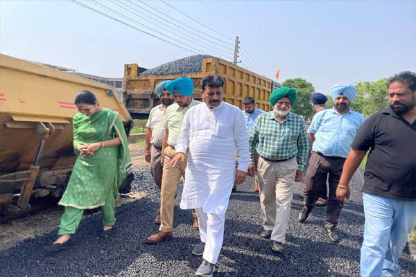 You are currently viewing MLA रमन अरोड़ा ने बसंत हिल्स कॉलोनी में 49.28 लाख की नई सड़क का निर्माण शुरू करवाया