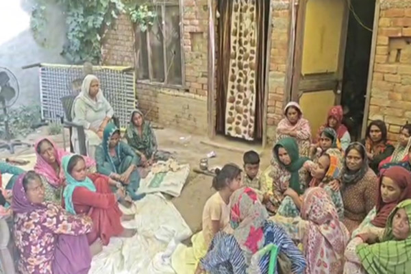 You are currently viewing अमृतसर जहरीली शराब मामले में ग्रामीणों का फूटा गुस्सा, प्रशासन पर लापरवाही का आरोप, DSP-SHO निलंबित; 9 गिरफ्तार