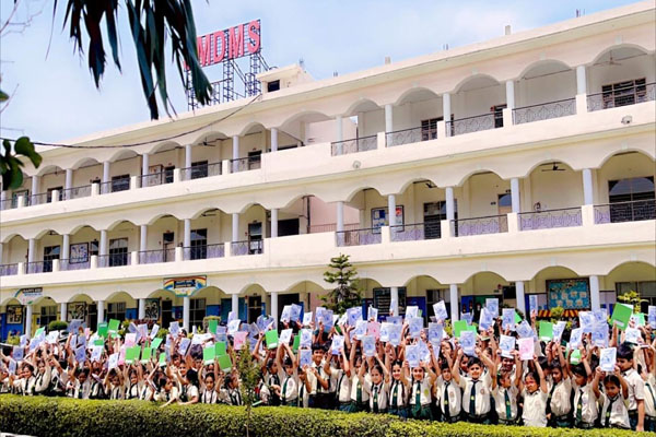 Read more about the article Swami Mohan Dass Model School में नोटबुक का निःशुल्क वितरण, जानें इस पहल का उद्देश्य