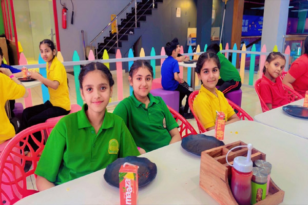 Read more about the article Swami Mohan Dass Model School के छात्रों ने स्काई जम्पर में की मस्ती, उत्साहपूर्वक सभी गतिविधियों में लिया भाग
