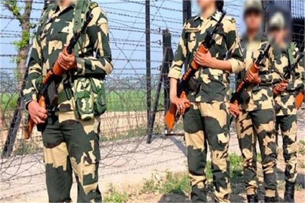 Read more about the article पंजाब में सीमा पर शर्मनाक घटना, शराब पीते युवकों को रोका तो BSF महिला जवानों के सामने करने लगे ऐसी हरकत