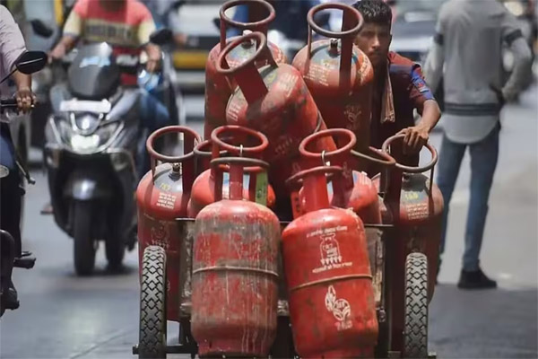 Read more about the article बड़ी राहत! LPG सिलेंडर के दामों में भारी गिरावट, जानें कितने रुपए हुई कटौती