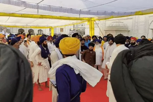 You are currently viewing अमृतसर: अकाल तख्त साहिब के बाहर युवक ने कृपाण से किया हमला, पुलिस ने पकड़कर कमरे में बंद किया; जत्थेदार के दखल के बाद रिहा