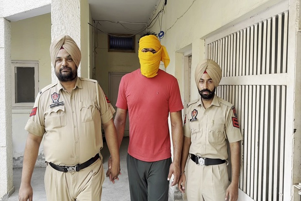Read more about the article पंजाब पुलिस को बड़ी सफलता: डॉक्टर के घर के बाहर फायरिंग करने वाला कबड्डी खिलाड़ी गिरफ्तार, मांगी थी 30 लाख रुपए की फिरौती