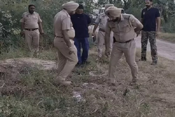 You are currently viewing पंजाब पुलिस और हथियारबंद तस्करों के बीच मुठभेड़, तीन गिरफ्तार- 70 हजार की ड्रग मनी और 3 पिस्तौल बरामद