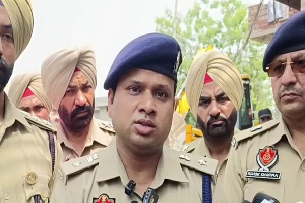 Read more about the article पंजाब पुलिस का नशा तस्करों पर ‘पीला पंजा’, 16 मामलों में नामजद परिवार का ढहाया घर