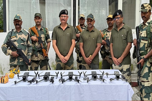 Read more about the article अमृतसर बॉर्डर पर फिर पाकिस्तानी साजिश नाकाम, BSF ने 6 ड्रोन मार गिराए; करोड़ों की हेरोइन ज़ब्त