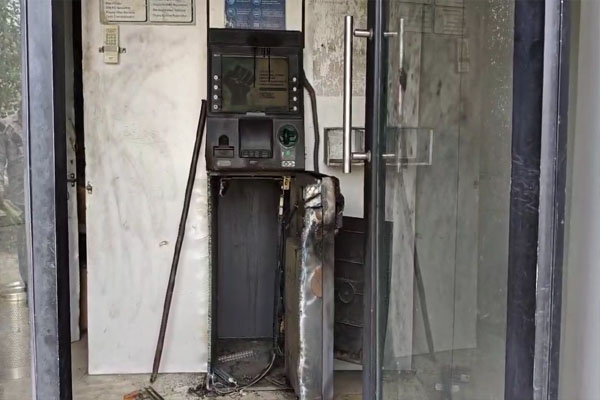 Read more about the article जालंधर में गैस कटर की मदद से SBI का ATM उखाड़ ले गए चोर, 45 लाख रुपए गायब! पुलिस खंगाल रही CCTV फुटेज