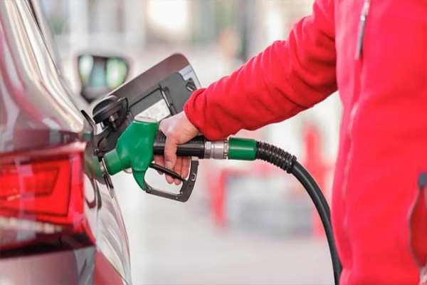 Read more about the article तेल की बढ़ती कीमतों ने तोड़ी नागरिकों की कमर, Petrol 8.36 रुपए और Diesel 10.39 रुपए प्रति लीटर हुआ महंगा