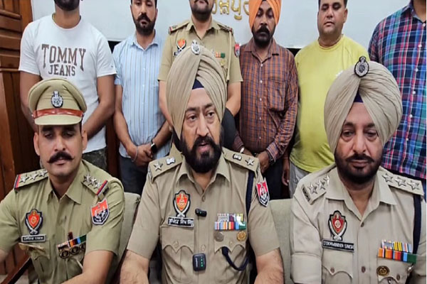 Read more about the article पंजाब पुलिस का नशा और अवैध हथियारों पर बड़ा प्रहार, 2.5 किलो हेरोइन और 3 पिस्तौल समेत 6 शातिर काबू