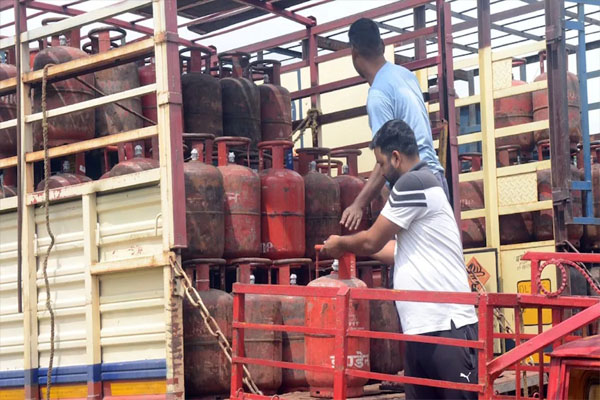 Read more about the article रक्षाबंधन से पहले LPG की कीमतों में बड़ी कटौती, जानें कितने कम हुए दाम
