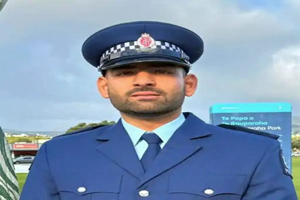 You are currently viewing मनीष शर्मा ने रोशन किया पंजाब का नाम, न्यूजीलैंड पुलिस में बने अफसर; गांव में खुशी की लहर