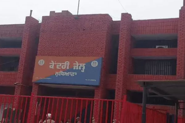Read more about the article लुधियाना सेंट्रल जेल में बड़ी कार्रवाई: चैकिंग के दौरान 15 मोबाइल फोन और वाई-फाई डोंगल बरामद; 6 कैदियों के खिलाफ मामला दर्ज