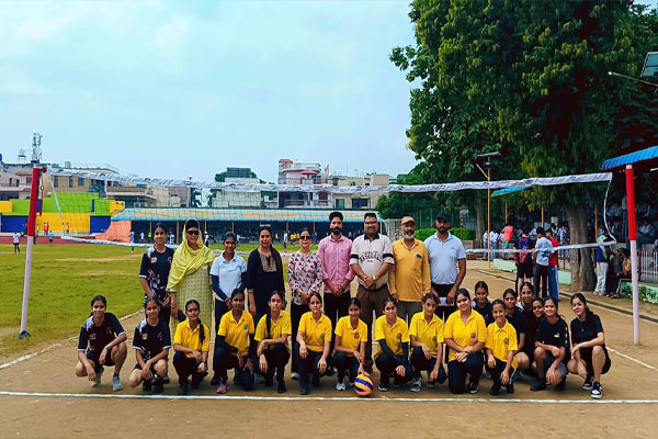 Read more about the article कोर्ट पर बेटियों का कमाल, Swami Mohan Dass Model School ने वॉलीबॉल में जीता गोल्ड