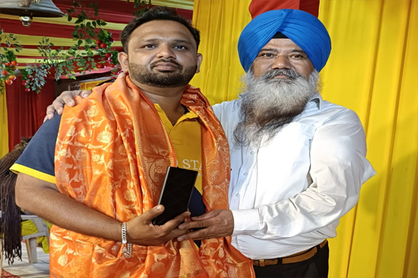Read more about the article ईमानदारी अभी ज़िंदा है: DMA जालंधर कैंट के इंचार्ज HS CHAWLA ने श्री राम विवाह शोभायात्रा में मिले कीमती मोबाइल फोन को असल मालिक के किया सुपर्द