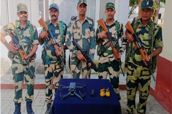 Read more about the article पंजाब बॉर्डर पर BSF का ‘डबल एक्शन’, अमृतसर-तरनतारन में 2 पाकिस्तानी ड्रोन संग हेरोइन की खेप बरामद