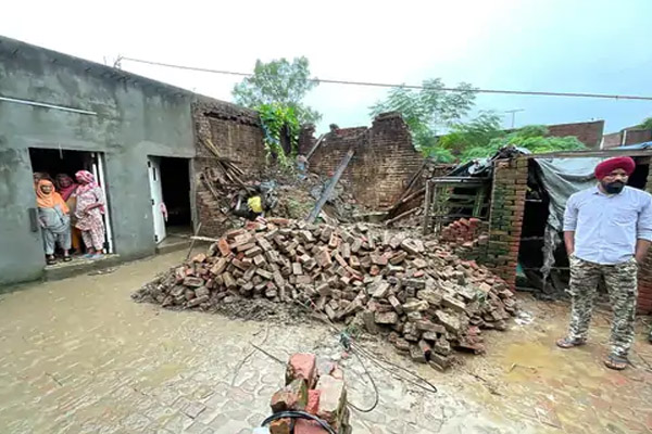 Read more about the article पंजाब में भारी बारिश में ढही गरीब के घर की छत, मलबे में दबकर 12 वर्षीय बेटी की मौत