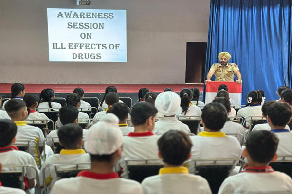 Read more about the article Innocent Hearts में ड्रग्स पर जागरूकता सत्र, SHO ने छात्रों के सवालों के दिए जवाब