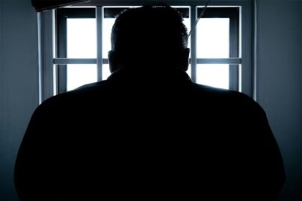 Read more about the article 2 करोड़ का सोना-कैश लूटने वाला चपरासी सेक्स वर्कर्स के जाल में फंसा, पुलिस ने फिल्मी अंदाज में दबोचा