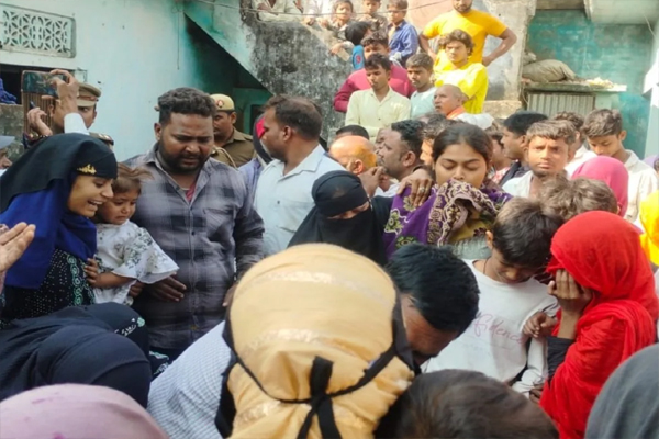 Read more about the article बंद कमरे में 5 लोगों की संदिग्ध मौत, पति फंदे से लटका मिला, चारपाई पर पड़े थे पत्नी और 3 मासूम बच्चे; मचा हड़कंप