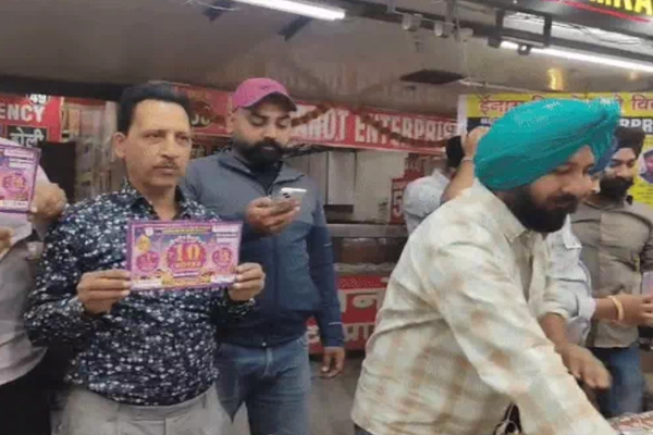 Read more about the article पंजाब में निकला 1 करोड़ का इनाम, पर विजेता लापता, ढोल बजाकर ढूंढा जा रहा भाग्यशाली ग्राहक