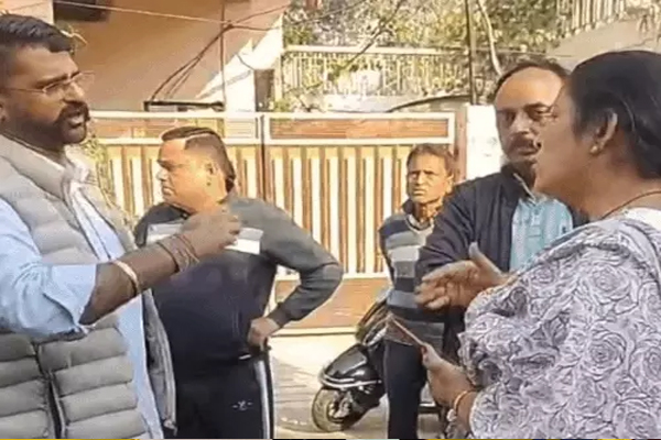Read more about the article वार्ड 73 में हाई वोल्टेज ड्रामा: विकास कार्यों को लेकर भाजपा पार्षद और AAP इंचार्ज भिड़े, जमकर हुई ‘तू-तू, मैं-मैं’; कमिश्नर के घर के बाहर चला धरना