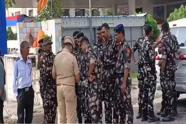 Read more about the article डॉक्टर के भेष में आतंकी: किराए के घर से 350 किलो RDX और AK-47 बरामद; जैश-ए-मोहम्मद से जुड़े तार