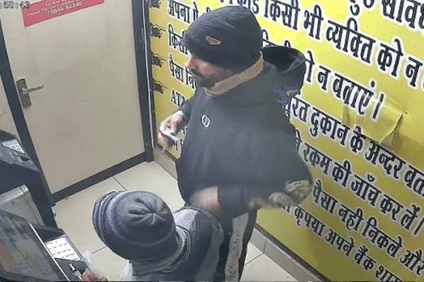 Read more about the article पंजाब में ATM कार्ड बदलकर ठगी, मदद के बहाने उड़ाए रुपए; CCTV में कैद हुई शातिर की करतूत