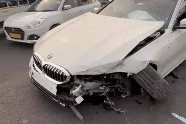 Read more about the article पंजाब में रफ्तार का कहर: डिवाइडर से टकराई तेज रफ्तार BMW; मदद करने आए लोगों को गालियां देकर भागा शराबी ड्राइवर