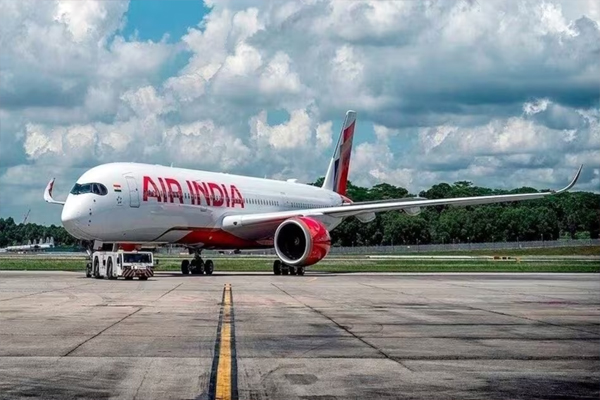 Read more about the article Good News: Flights के संकट काल में Air India ने खोले दरवाजे; किराया फिक्स, रिफंड पूरा और सीट अपग्रेड मुफ्त