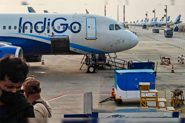 Read more about the article IndiGo की मुश्किलें बढ़ीं: आज फिर 100 से ज्यादा उड़ानें रद्द, सरकार बोली- अब फ्लाइट्स में कटौती करेंगे