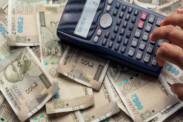 Read more about the article सावधान: घर में कैश रखना पड़ सकता है भारी, हिसाब न देने पर सरकार वसूलेगी 84% तक टैक्स; जानें क्या कहते हैं नए नियम