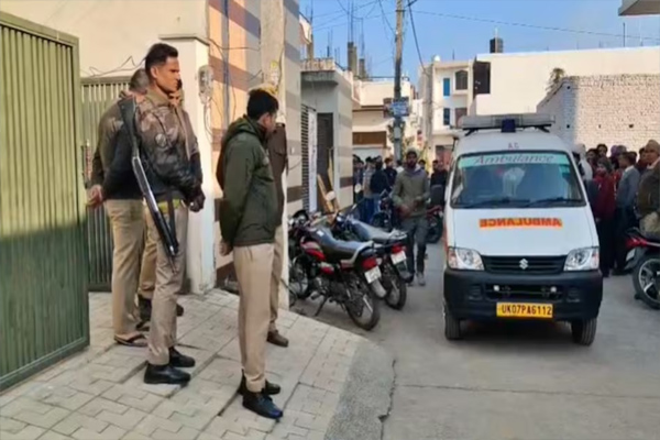 Read more about the article सामूहिक हत्याकांड से सनसनी: एक ही परिवार के 5 लोगों के मिले शव; मुखिया पर ही पत्नी, मां और बच्चों को मारने का शक