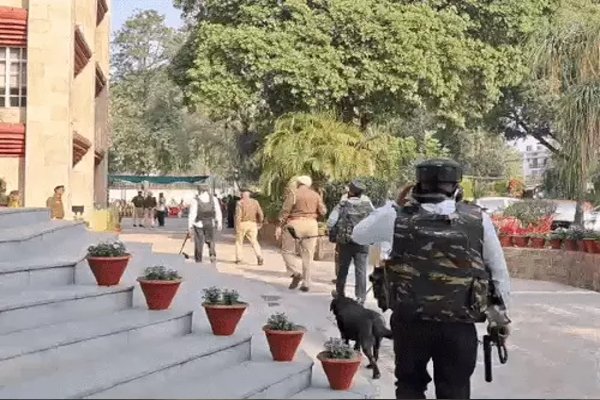 Read more about the article चंडीगढ़ में फिर दहशत, दो नामी स्कूलों को बम से उड़ाने की धमकी, पुलिस ने बढ़ाई सुरक्षा- बम निरोधक दस्ता तुरंत मौके पर